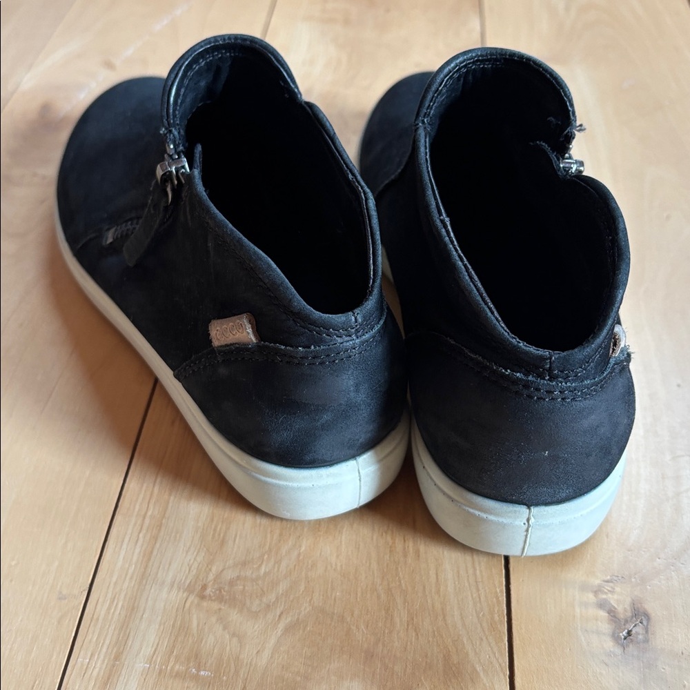 Ecco Black Ankle tennis shoes with White Soles-Reposhing too big for me - Picture 7 of 9